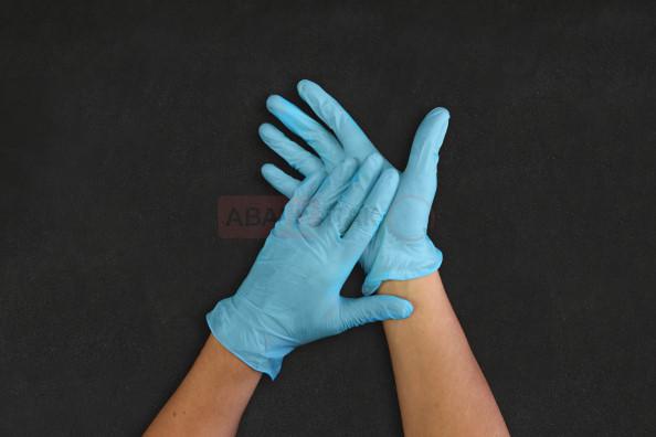 синие одноразовые перчатки